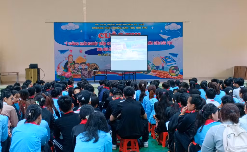 Học sinh Trường PTDT nội trú huyện Ba Chẽ theo dõi Lễ kỷ niệm 70 năm Chiến thắng Điện Biên Phủ. Ảnh: Ban Tuyên giáo Huyện ủy Ba Chẽ