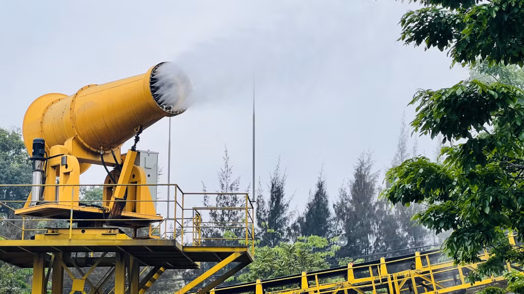 Nhiều máy phun sương dập bụi được lặp đặt trong khuôn viên sản xuất.