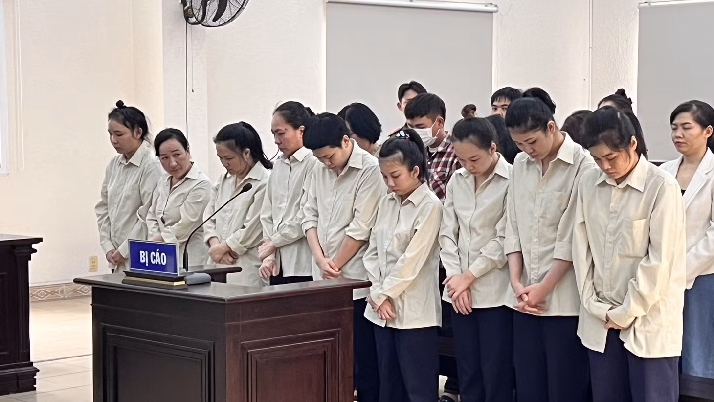 Các bị cáo trong đường dây mua bán trẻ sơ sinh - Ảnh: X.A