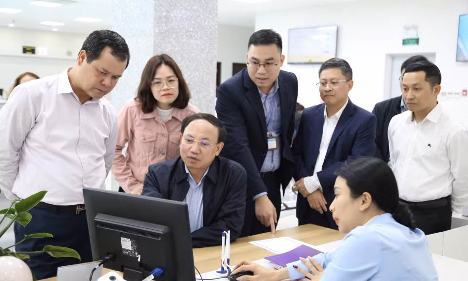 Đồng chí Nguyễn Xuân Ký, Ủy viên Trung ương Đảng, Bí thư Tỉnh ủy, Chủ tịch HĐND tỉnh, kiểm tra đột xuất công vụ tại Trung tâm Phục vụ hành chính công tỉnh đầu năm 2024. Ảnh: Thu Chung