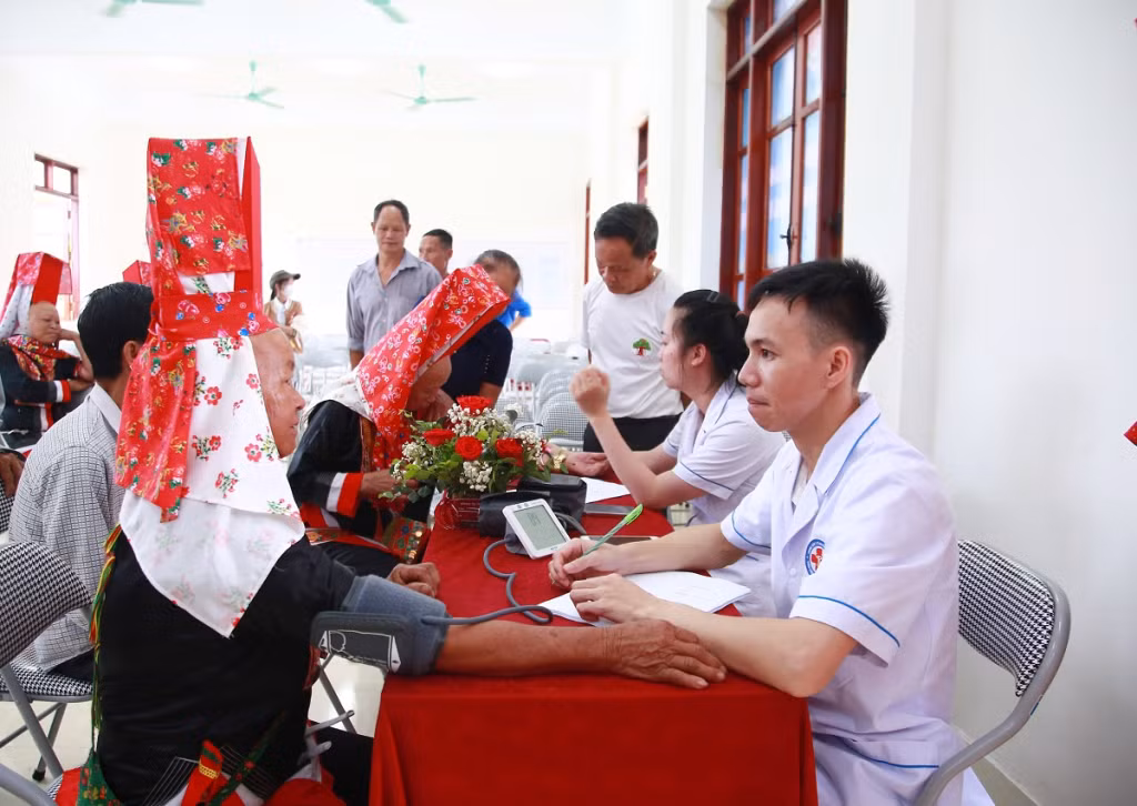 Đoàn thanh niên Trung tâm Y tế huyện khám, cấp phát thuốc miễn phí cho người dân tại buổi lễ ra quân.