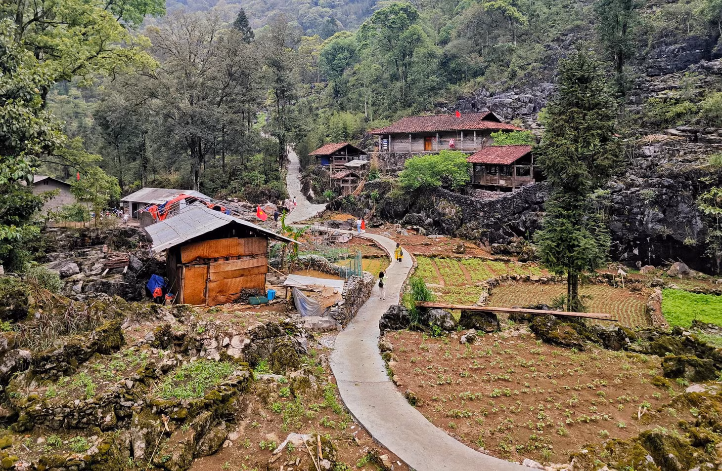 Làng Sảo Há nằm ở địa bàn thôn Khó Chơ, xã Vần Chải huyện Đồng Văn (Hà Giang). Nếu như di chuyển huyện Yên Minh của Hà Giang bạn để đến làng Sảo Há bạn cần di chuyển qua 17km đường đèo với đầy những khúc cua tay áo hiểm trở và những con dốc dài. Nơi đây không được biết đến nhiều, nhưng cảnh sắc hùng vĩ, hoang sơ đầy ma mị ở đây sẽ khiến du khách phải ngẩn ngơ khi dừng chân. Ảnh: Khương Minh