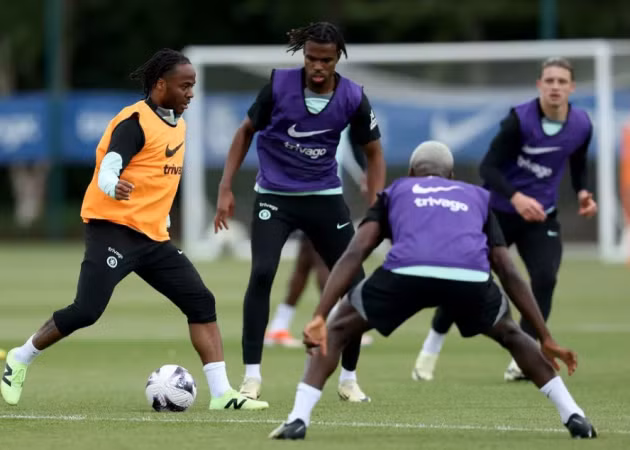 Carney Chukwuemeka trên sân tập (ở giữa).