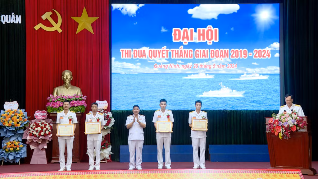 Chuẩn đô đốc Trần Xuân Văn, Bí thư Đảng ủy, Chính ủy Vùng 1 Hải quân, tặng giấy khen cho các tập thể và cá nhân có thành tích tiêu biểu, xuất sắc trong thực hiện phong trào TĐQT giai đoạn 2019-2024.