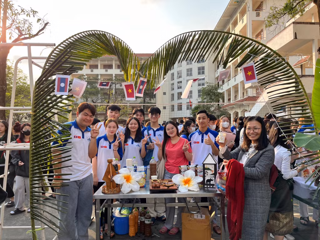 Giao lưu văn hóa Việt Nam - Lào tại Trường Đại học Hạ Long.