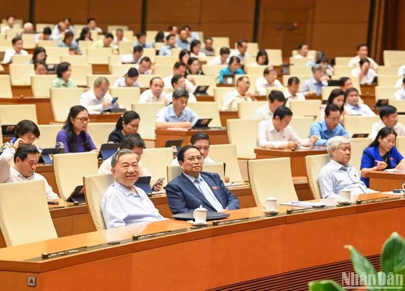 Các đồng chí lãnh đạo Đảng, Nhà nước và các đại biểu Quốc hội dự phiên thảo luận ở hội trường chiều 27/5. (Ảnh: DUY LINH)