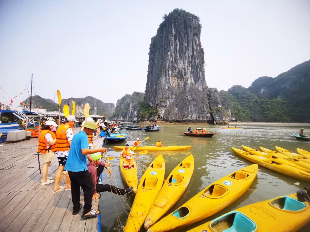 Dịch vụ chèo thuyến kayak trên Vịnh Hạ Long thu hút đông du khách trong những ngày nghỉ lễ 30/4, 1/5.