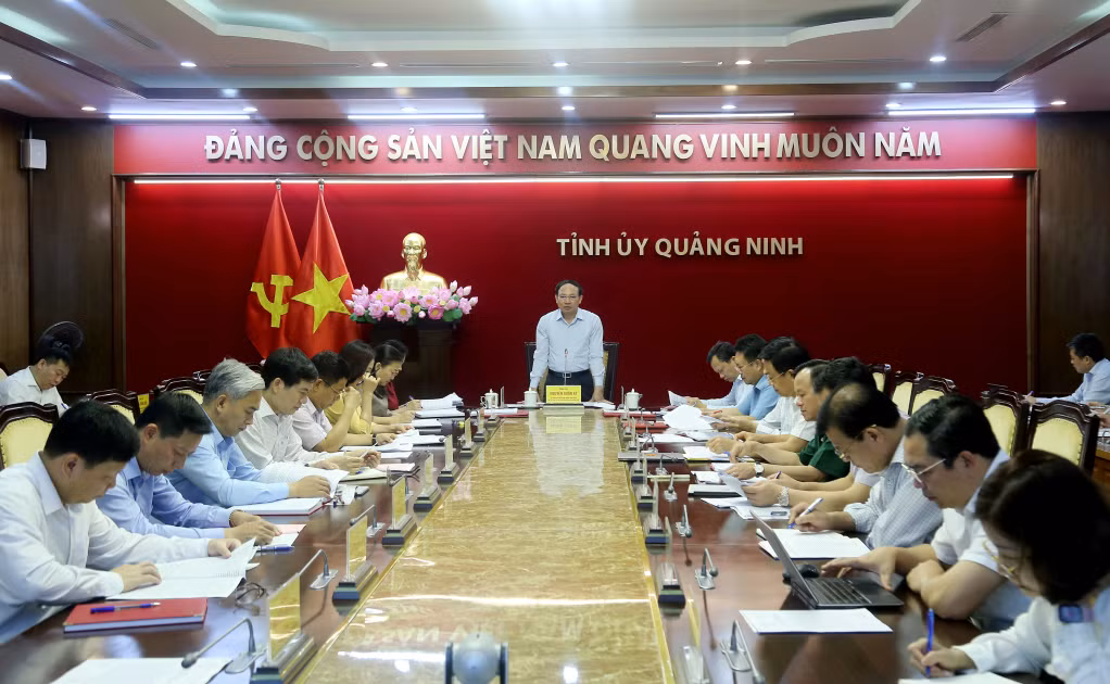Đồng chí Nguyễn Xuân Ký, Ủy viên Trung ương Đảng, Bí thư Tỉnh ủy, Chủ tịch HĐND tỉnh chủ trì và kết luận hội nghị Ban Thường vụ Tỉnh ủy.