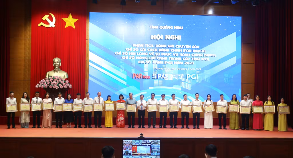 Đồng chí Cao Tường Huy, Phó Bí thư Tỉnh ủy, Chủ tịch UBND tỉnh trao Bằng khen của UBND tỉnh cho các cá nhân có thành tích xuất sắc.