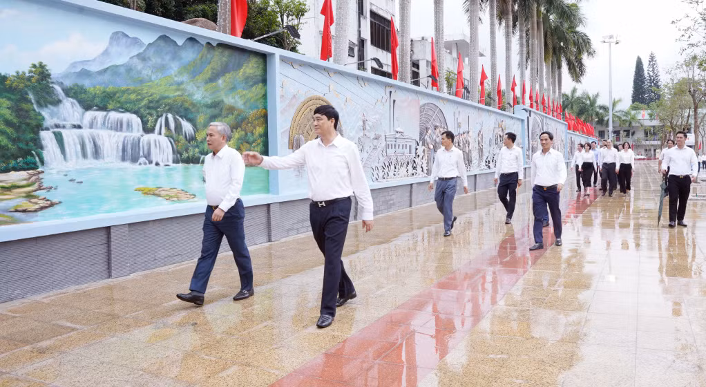 Lãnh đạo TKV và lãnh đạo Công ty CP Than Vàng Danh tham quan công viên mỏ.
