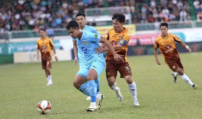 Đội đầu bảng Thép Xanh Nam Định (áo xanh) chia điểm với LPBank Hoàng Anh Gia Lai ở vòng 18 V-League 2023/24. (Ảnh: Quang Thái/TTXVN)