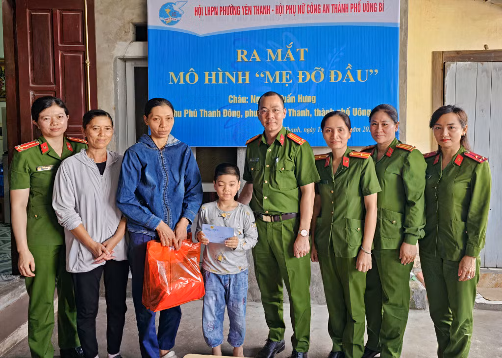 Hội Phụ nữ Công an TP Uông Bí trao hỗ trợ đỡ đầu cho em Nguyễn Tuấn Hưng ở phường Yên Thanh.