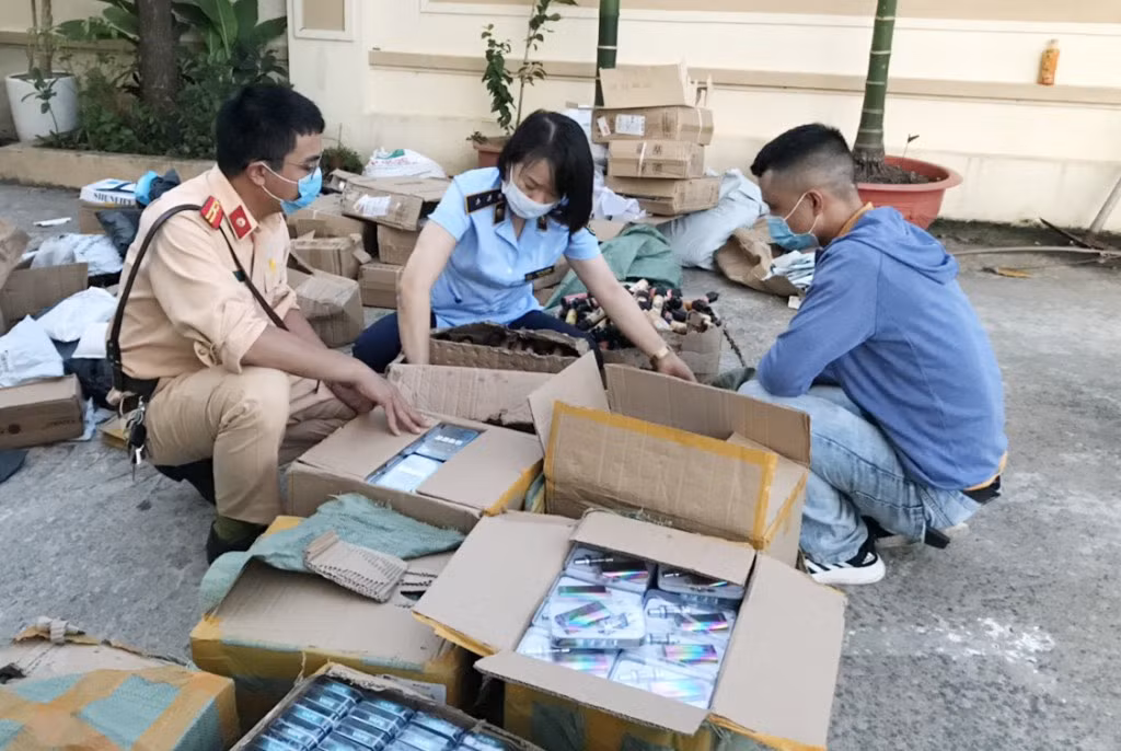 Các lực lượng chức năng của tỉnh bắt giữ thuốc lá điện tử nhập lậu.
