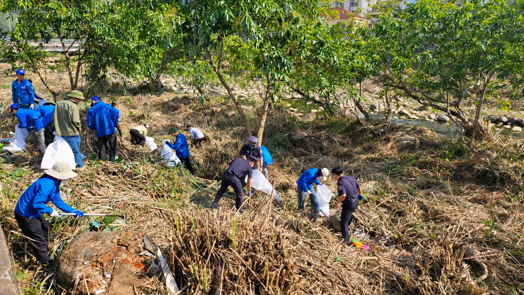 ĐVTN Bình Liêu ra quân phối hợp triển khai thực hiện dọn rác suối biên giới đoạn từ mốc 1316 đến mốc 1317.