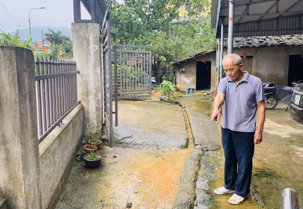 Mưa lớn, nước tràn vào nhà, nên gia đình ông Nình Văn Ba (thôn Khe Lục, xã Đại Dực, huyện Tiên Yên) phải đắp be phía trong sân để khắc phục tạm thời.