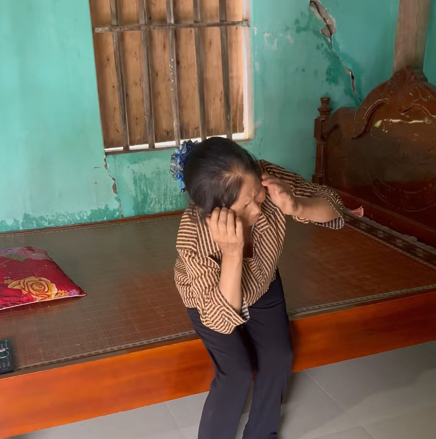 Bà Loan khổ sở vì những cơn đau đầu mỗi khi huyết áp lên.