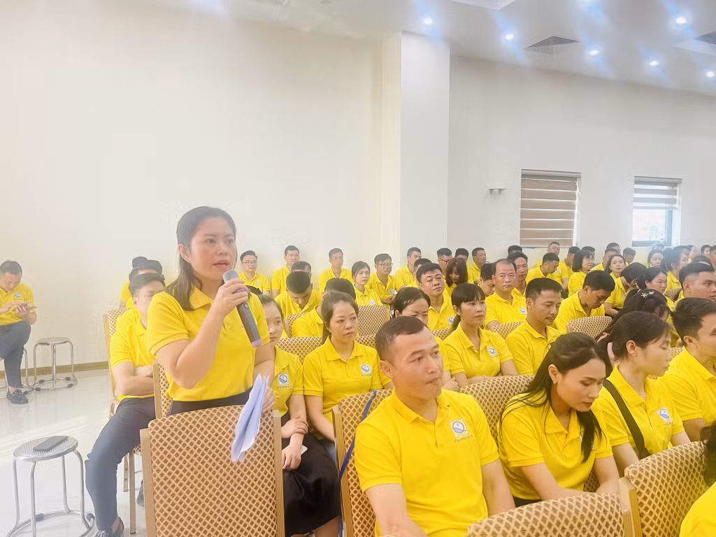 Đại diện người lao động ở Xí nghiệp nước Móng Cái đề xuất ý kiến tại chương trình đối thoại.