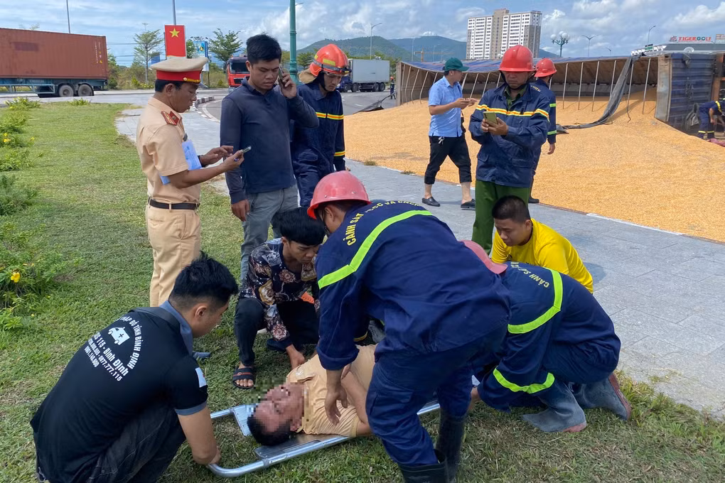Lực lượng chức năng sơ cứu, hỗ trợ đưa tài xế vào bệnh viện cấp cứu (Ảnh: Nguyễn Dũng).