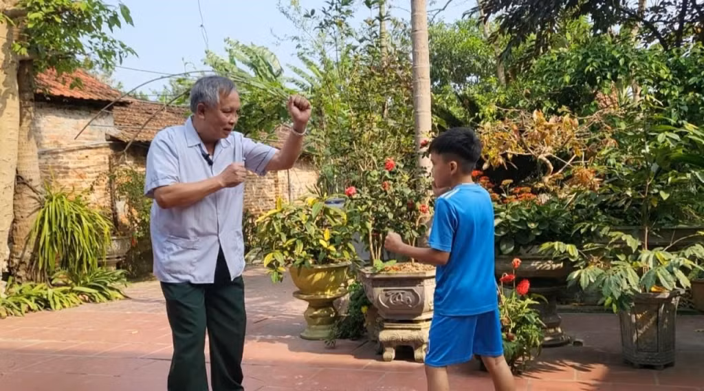 Chú Sơn vui vẻ bên gia đình ở tuổi 70 nhờ có Ích Tâm Khang