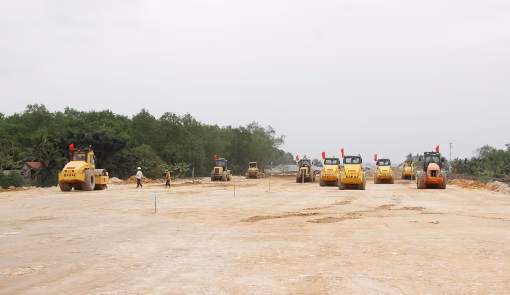 Đơn vị nhà thầu thi công đường dẫn cầu Bến Rừng, ngày 6/4/2024.