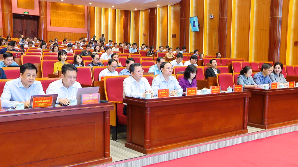 Các đồng chí lãnh đạo tỉnh tham dự hội nghị.