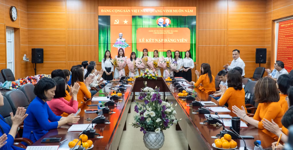 Khoa Sư phạm (Trường Đại học Hạ Long) tổ chức lế kết nạp Đảng cho sinh viên ưu tú đúng dịp kỷ niệm 70 năm Chiến thắng lịch sử Điện Biên Phủ. Ảnh: Giáp Ngọc Thụy (CTV)
