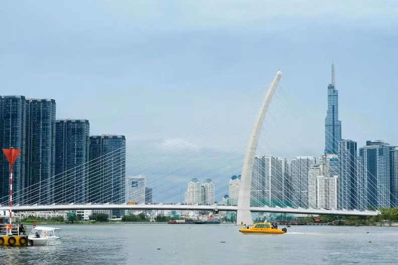 Tới Thành phố Hồ Chí Minh, du khách có thể thả mình trên một chuyến du thuyền hay tham gia tuyến buýt đường sông dọc theo sông Sài Gòn. (Ảnh: visithochiminhcity)