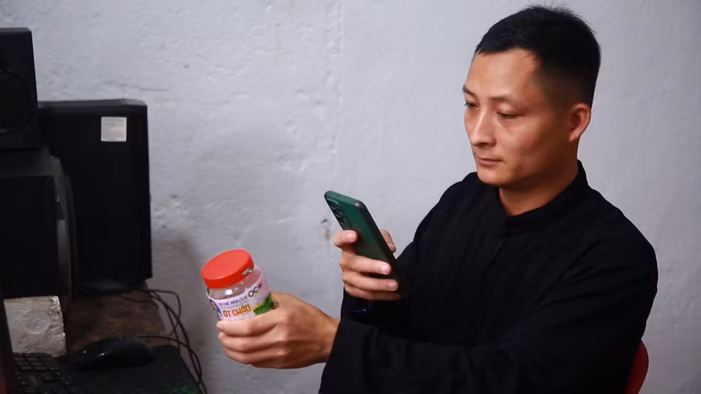 Anh Lý Văn Quạn, xã Đại Dực (huyện Tiên Yên) tự chụp sản phẩm OCOP để quảng bá tại các sàn thương mại điện tử.