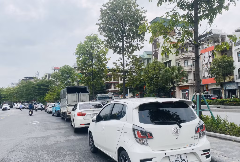 Dọc đường Nguyễn Văn Cừ (TP Hạ Long) nhiều người dân tận dụng lòng đường làm nơi đỗ xe.
