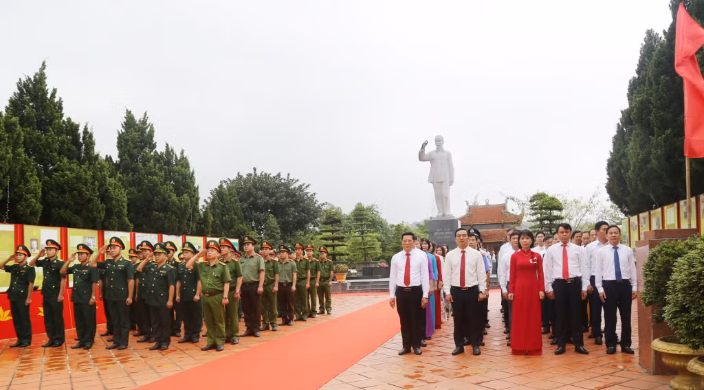 Sáng 9/5/2024, tại khuôn viên Di tích đặc biệt Khu di tích lưu niệm Chủ tịch Hồ Chí Minh trên đảo Cô Tô, UBND huyện Cô Tô trang trọng tổ chức Lễ Thượng cờ Tổ quốc.