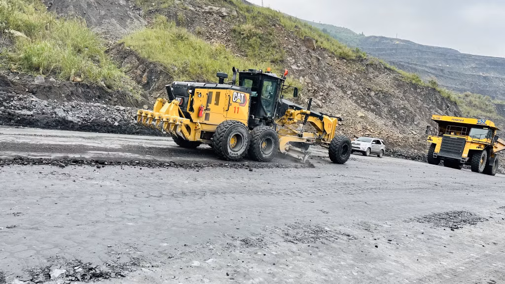 Công tác thi công đường mỏ trên khai trường Công ty CP Than Cao Sơn - TKV.