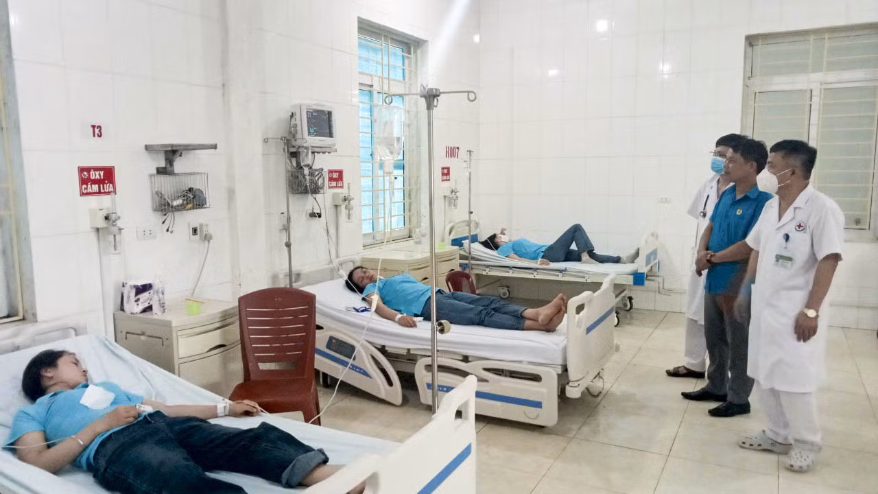 Công nhân nghi bị ngộ độc đang điều trị tại bệnh viện. Ảnh: Duy Chương.