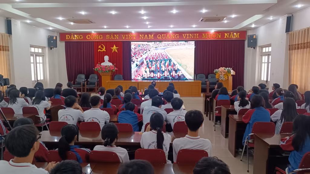 Học sinh Trường THPT Chuyên Hạ Long theo dõi lễ kỷ niệm, diễu binh, diễu hành.