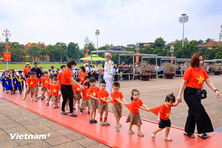 Lòng yêu thương sâu sắc, bao la của Bác Hồ đối với thiếu nhi không gì có thể so sánh nổi. Đó vừa là tình cảm của một lãnh tụ cách mạng kiệt xuất vừa là của người Bác kính yêu vô cùng gần gũi, luôn luôn đồng cảm và chan hòa với các cháu. (Ảnh: Hoài Nam/Vietnam+)