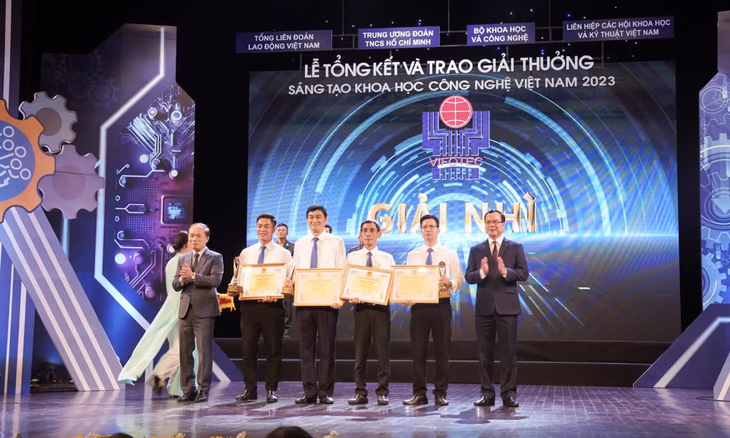 Nhóm tác giả công trình nghiên cứu, thiết kế chế tạo và lắp đặt, đưa hệ thống điều khiển đóng mở ghi đường sắt phòng nổ và sử dụng trong hầm lò Công ty CP Than Vàng Danh nhận giải nhì Giải thưởng Sáng tạo khoa học công nghệ Việt Nam năm 2023. Ảnh Phạm Cường CTV