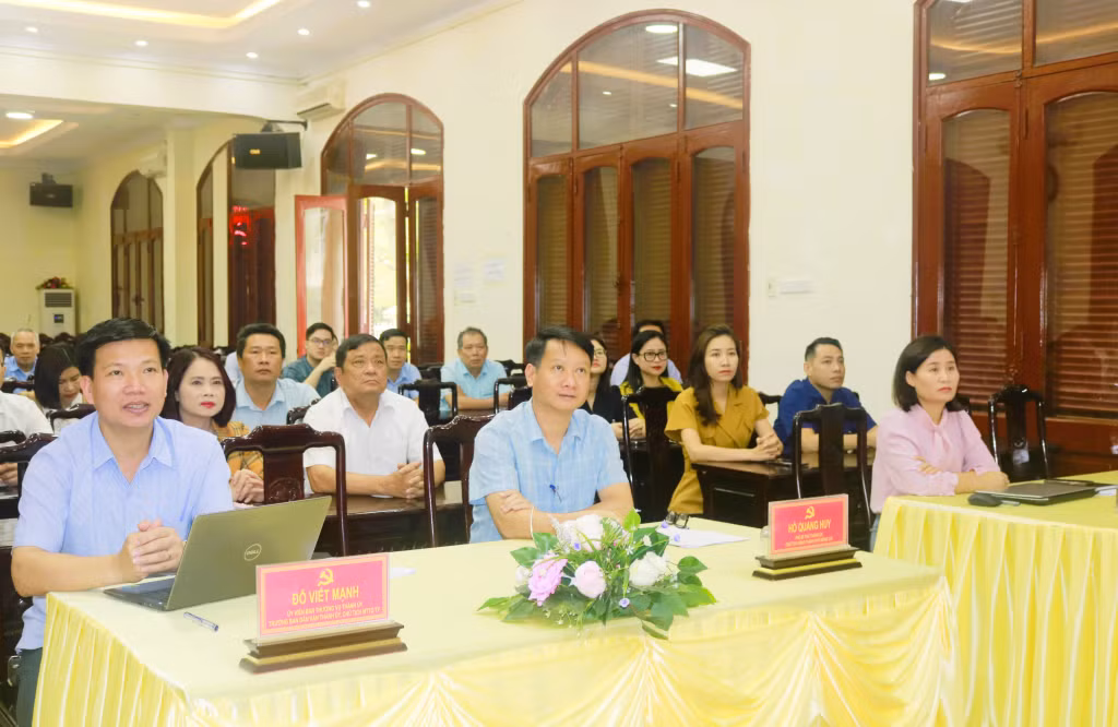 Thành ủy Móng Cái tổ chức cho CBCCVC theo dõi chương trình truyền hình trực tiếp Lễ kỷ niệm 70 năm Chiến thắng Điện Biên Phủ. Ảnh: Hoàng Hằng (CTV)