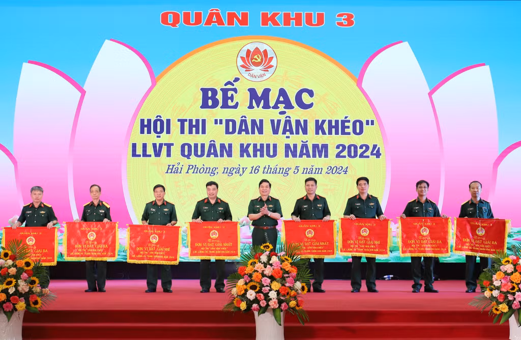 Thiếu tướng Bùi Công Chức, Ủy viên Thường vụ Đảng ủy, Phó Chính ủy Quân khu 3 trao Cờ của Bộ Tư lệnh Quân khu cho các đơn vị đạt thành tích xuất sắc trong hội thi.