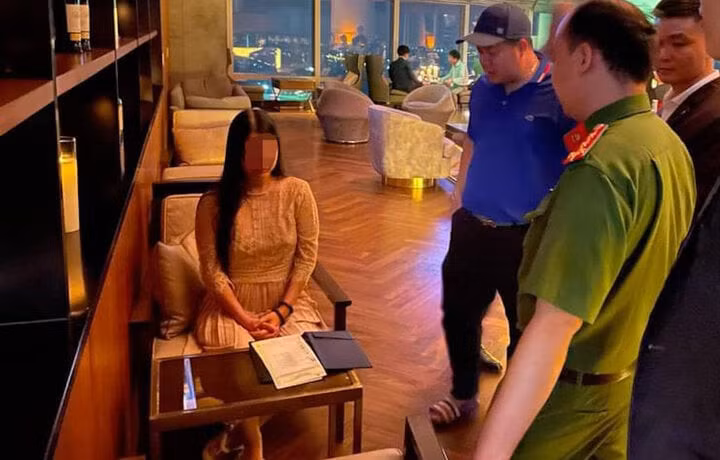 Công an và nhà hàng làm việc với cô gái.