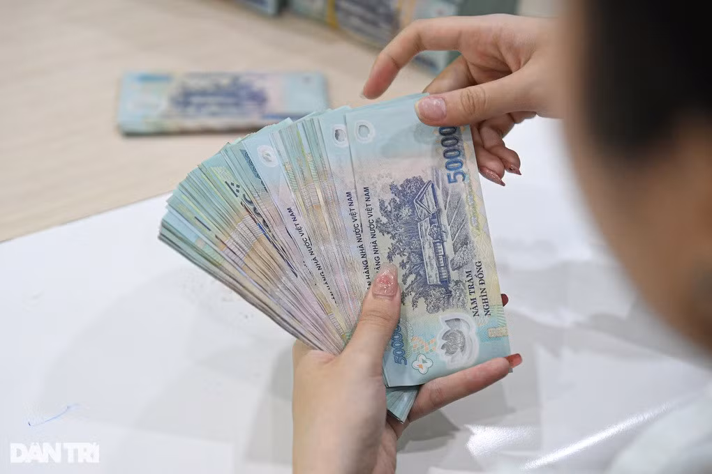 Hàng loạt đơn vị điều chỉnh tăng lãi suất tiền gửi trong tháng 4 (Ảnh: Mạnh Quân).