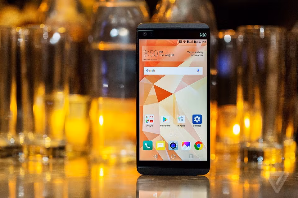 Mẫu LG V20 từng được đánh giá cao về khả năng hiển thị với màn hình LCD. Ảnh: The Verge.