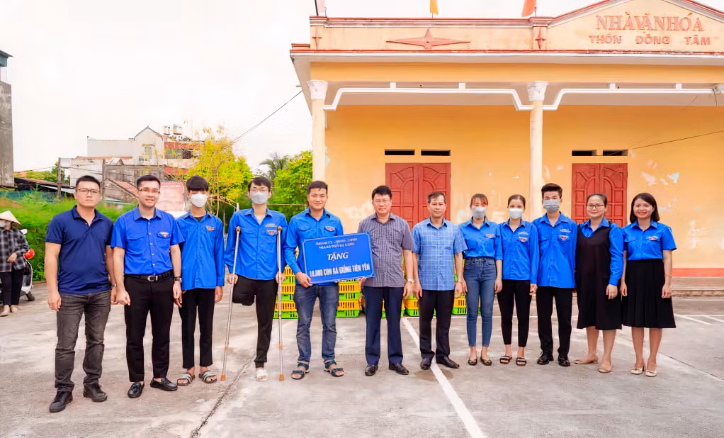 Tỉnh Đoàn trao tặng cho thanh niên thôn Đồng Tâm, xã Lê Lợi (TP Hạ Long) 10 nghìn con gà giống Tiên Yên, trị giá hơn 300 triệu đồng)để động viên ĐVTN phát triển kinh tế.