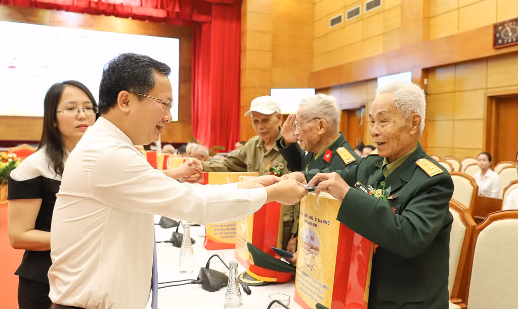 Đồng chí Cao Tường Huy, Phó Bí thư Tỉnh ủy, Chủ tịch UBND tỉnh tặng quà cho các CCB, TNXP, dân công hỏa tuyến, thân nhân của các Anh hùng liệt sĩ trực tiếp tham gia Chiến dịch Điện Biên Phủ. Ảnh: Thu Chung