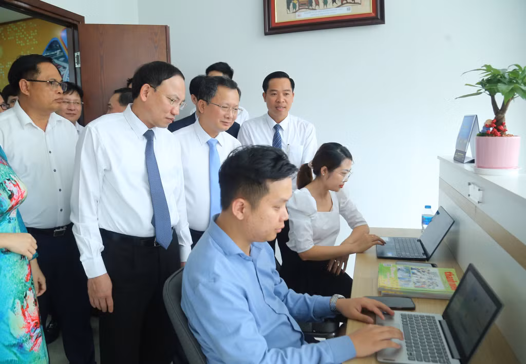 Các đồng chí lãnh đạo tỉnh và các đại biểu tham quan Trung tâm khởi nghiệp đổi mới sáng tạo và hỗ trợ doanh nghiệp.