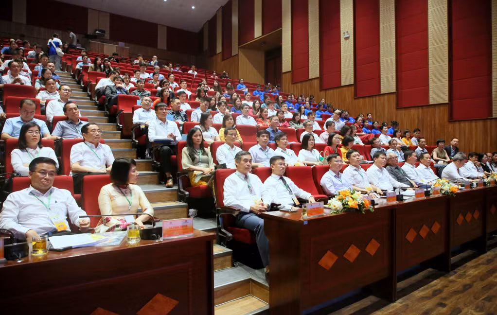 Đại diện lãnh đạo các trường đại học địa phương và các chuyên gia, học giả cùng đông đảo giảng viên, sinh viên Trường Đại học Hạ Long tham dự hội thảo.