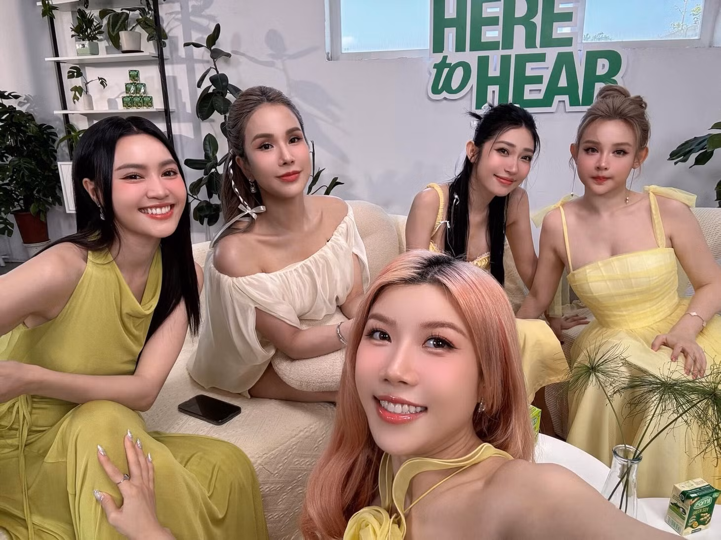 Các chị đẹp trong nhóm Lunas hội ngộ, chuẩn bị cho màn ra mắt khán giả.