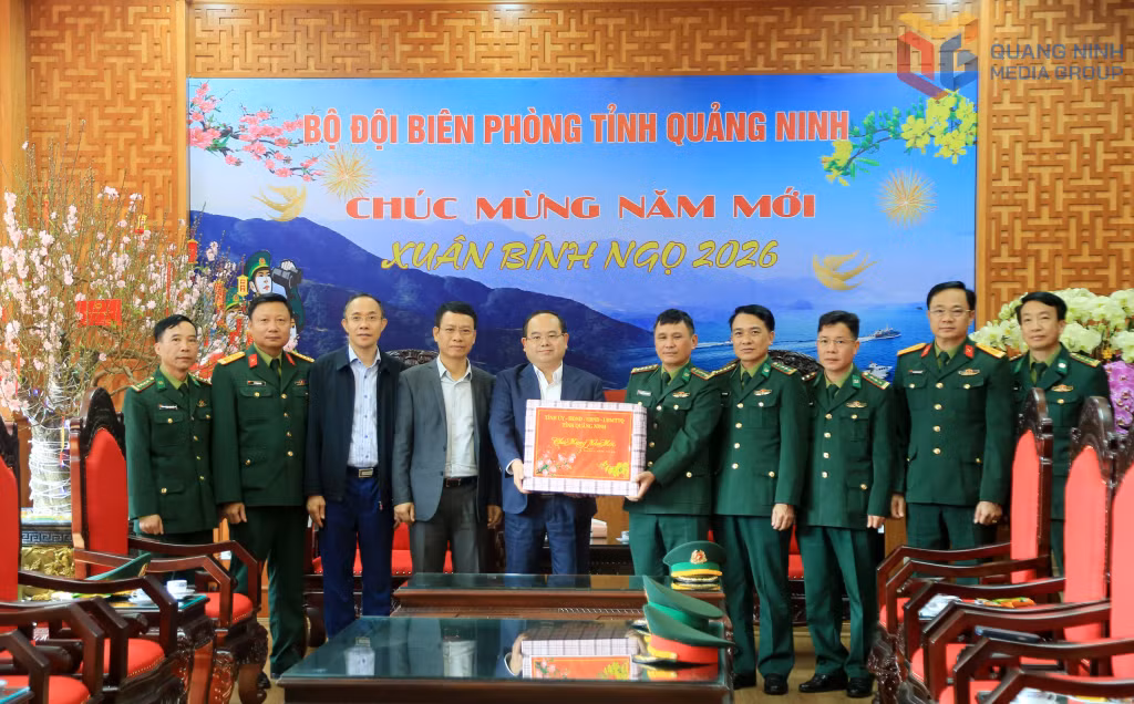 Đồng chí Bí thư Tỉnh ủy thăm, chúc Tết Ban Chỉ huy Bộ đội Biên phòng tỉnh.