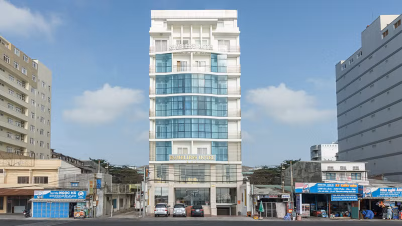 Romeliess Hotel nằm ngay Bãi Sau