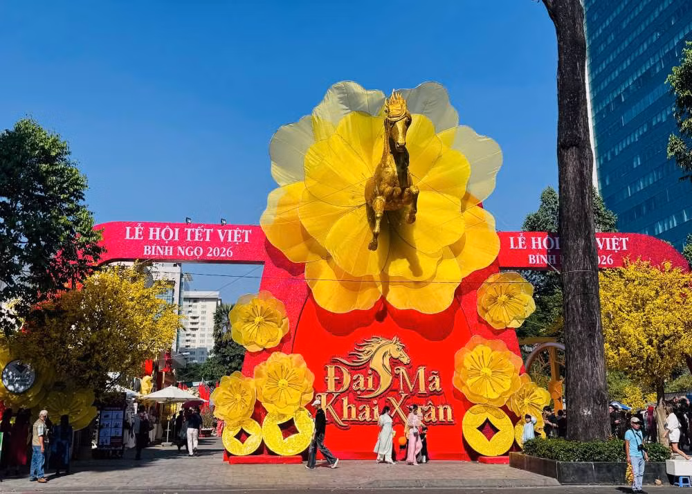 Linh vật ngựa với tạo hình bay ra từ hoa mai vàng rực rỡ tại cổng chính là điểm check-in hút khách tại Nhà văn hóa Thanh niên. Ảnh: Anh Tú