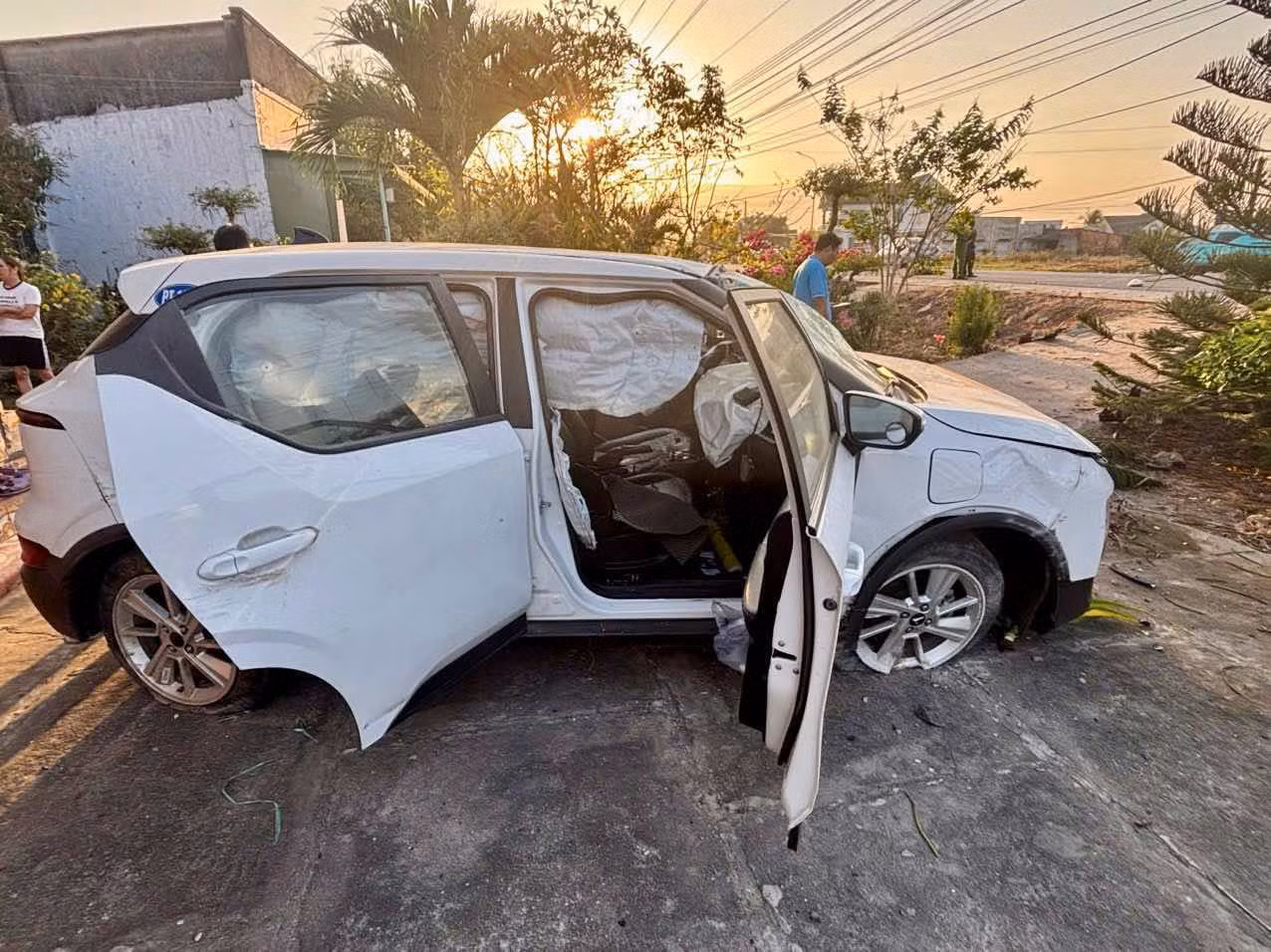 Xe taxi nằm dưới sân nhà dân ven đường sau va chạm. Ảnh: Duy Tuấn
