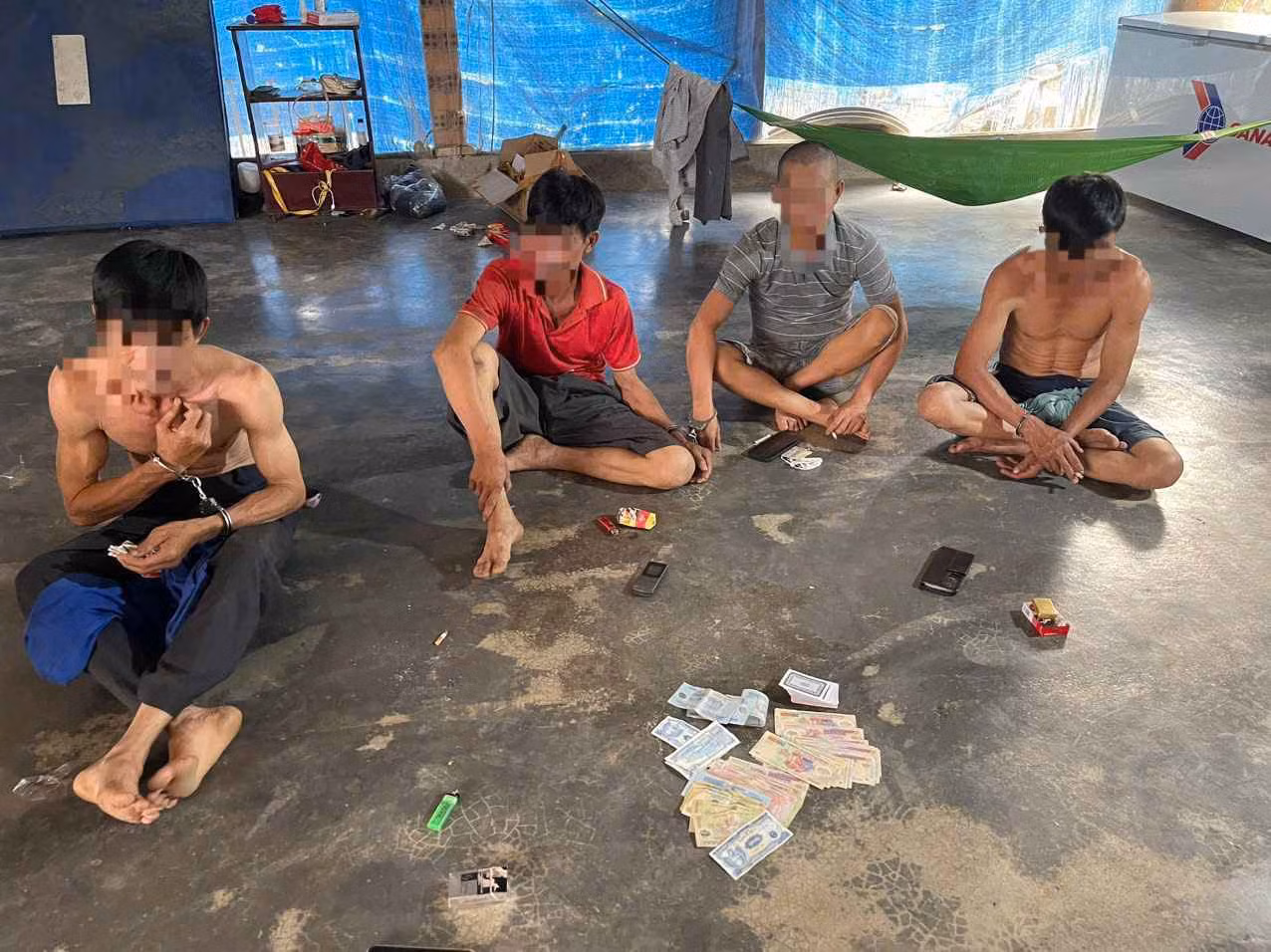 Các đối tượng bị bắt quả tang khi đang đánh bài ăn tiền. Ảnh: Công an cung cấp